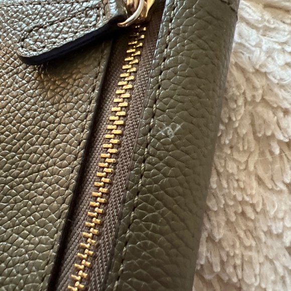 Micheal Kors green long snap wallet - Picture 3 of 9